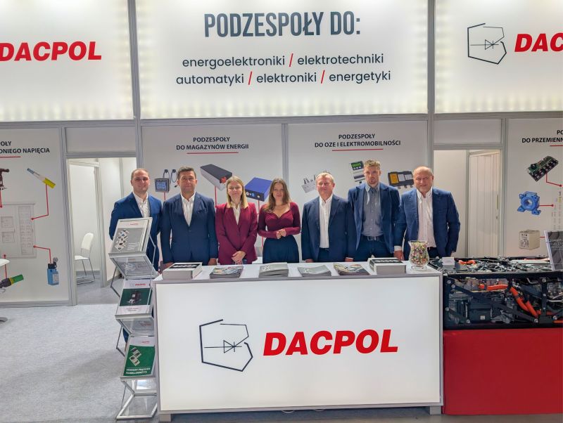 Stoisko firmy DACPOL na targach ENERGETAB z siedmioma osobami na tle materiałów promocyjnych