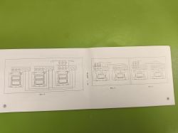 Schematy elektryczne instalacji oświetleniowej w instrukcji na zielonym tle