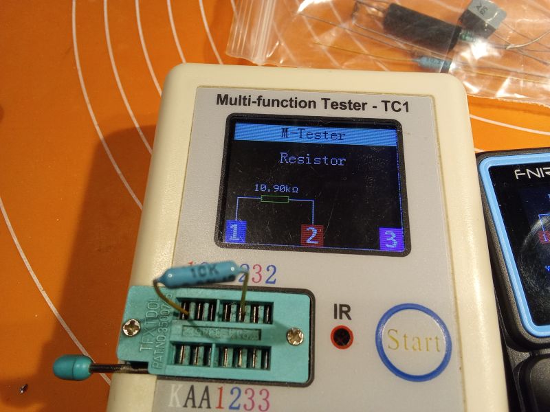 Tester TC-1 mierzący rezystor 10 kΩ, wynik widoczny na ekranie