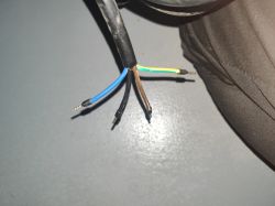 Czterożyłowy kabel elektryczny bez wtyczki z końcówkami tulejkowymi na tle podłogi