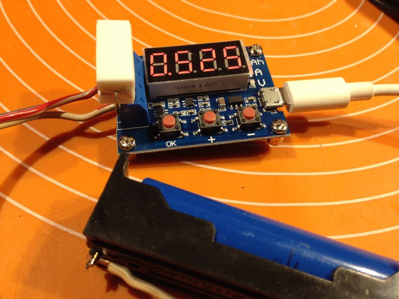 Prosty do bólu tester pojemności akumulatorów Li-Ion za 2 zł. Spostrzeżenia i sposób pomiaru.
