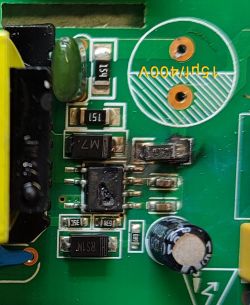 Zbliżenie na płytkę drukowaną z elementami elektronicznymi, w tym rezystorami i układem scalonym.