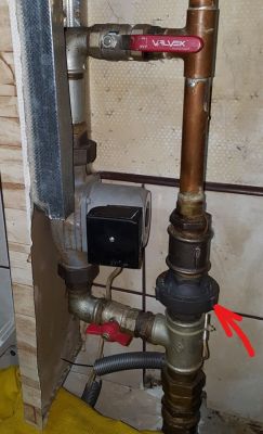System rur z pompą wody i zaworem Valvex, wskazanie na element instalacji.
