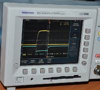 Impulsator do generacji silnych impulsów prądowych z baterii superkondensatorów Impulsator do generacji silnych impulsów prądowych z baterii superkondensatorów