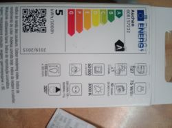 Opakowanie żarówki LED z klasą energetyczną A i symbolami technicznymi.