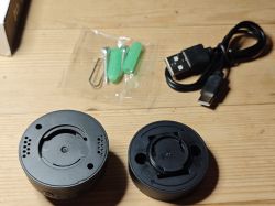 Mounting bases with USB-C cable and wall plugs Two black mounting bases with USB-C cable and wall plugs on wooden surface