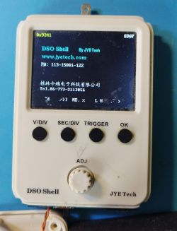 DSO Shell Oszilloskop mit Startbildschirm und Funktionstasten.
