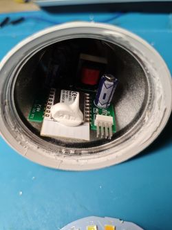 Wnętrze żarówki LED z płytką PCB, kondensatorem i białym modułem z etykietą