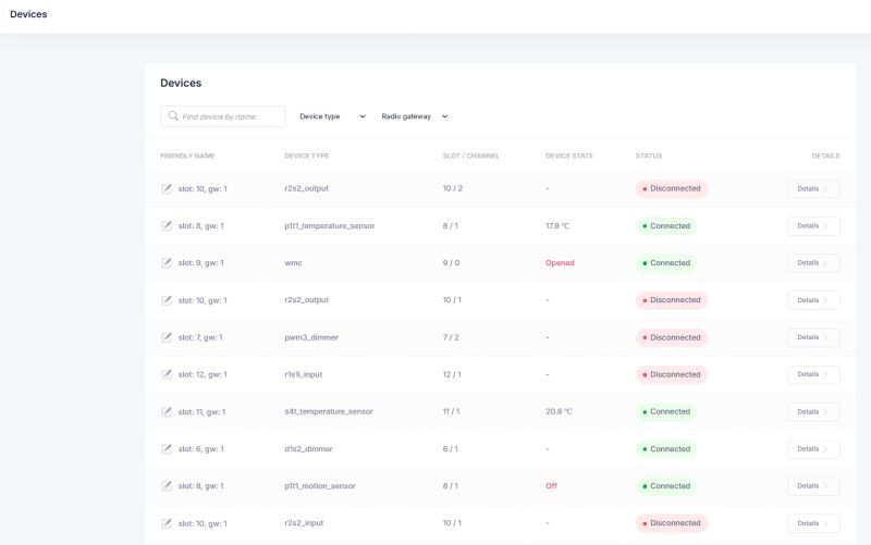 Device Management Panel – List and Statuses Device management panel showing a device list with types, statuses, and connection states.