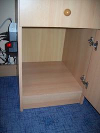 Subwoofer wbudowany w biurko.