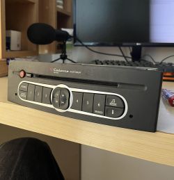Samochodowe radio Cabasse Auditorium na biurku, widok z przodu z przyciskami i gniazdem CD.