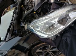 Lampa przednia z kierunkowskazem LED-owym do samochodu Peugeot 208 GTI.