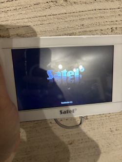 Manipulator Satel INT-TSI z logo na ekranie