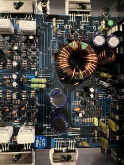 Wzmacniacz Mac Audio MPX 2000 - przepalanie bezpieczników od 5A do 30A, plomba przerwana