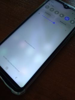 Samsung A20E - Kreska na wyświetlaczu widoczna na niektórych kolorach