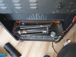 Wnętrze kominka elektrycznego z widocznym mechanizmem płomieni.