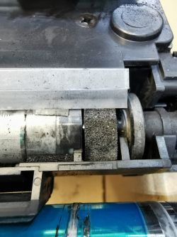 Konica 282: Błąd C2557, drukowanie czarnych stron mimo wymiany części, utwardzony toner