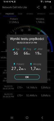 Ekran smartfona pokazujący wyniki testu prędkości sieci 5G w aplikacji Network Cell Info Lite.