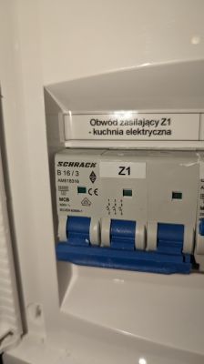 Wyłącznik automatyczny oznaczony jako Z1 w tablicy rozdzielczej z opisem Obwód zasilający Z1 - kuchnia elektryczna.