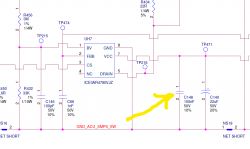 Schemat elektryczny z zaznaczonym elementem przez żółtą strzałkę.