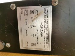 Zbliżenie na tabliczkę znamionową spawarki MMA-250A IGBT.