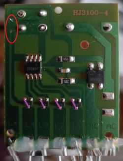 Płytka PCB HJ3100-4 z oznaczeniami komponentów i widocznymi zabrudzeniami w rogu