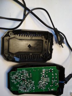 Otwarta ładowarka do akumulatorów Parkside z widoczną płytką PCB
