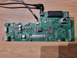 Płyta główna telewizora Sony Bravia z zaznaczonym układem D4758GG i stabilizatorem 3.3V.