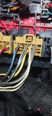 Zbliżenie na złącza elektryczne z przewodami w różnych kolorach.