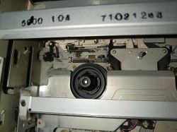 Wnętrze magnetowidu Funai V-3EE z widocznymi mechanizmami i brakującymi częściami.
