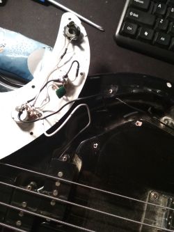 Które miejsce do lutowania kabla w elektronice gitary basowej?
