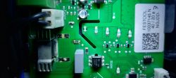 Układ elektroniczny z zamontowanym nowym rezystorem SMD 152.