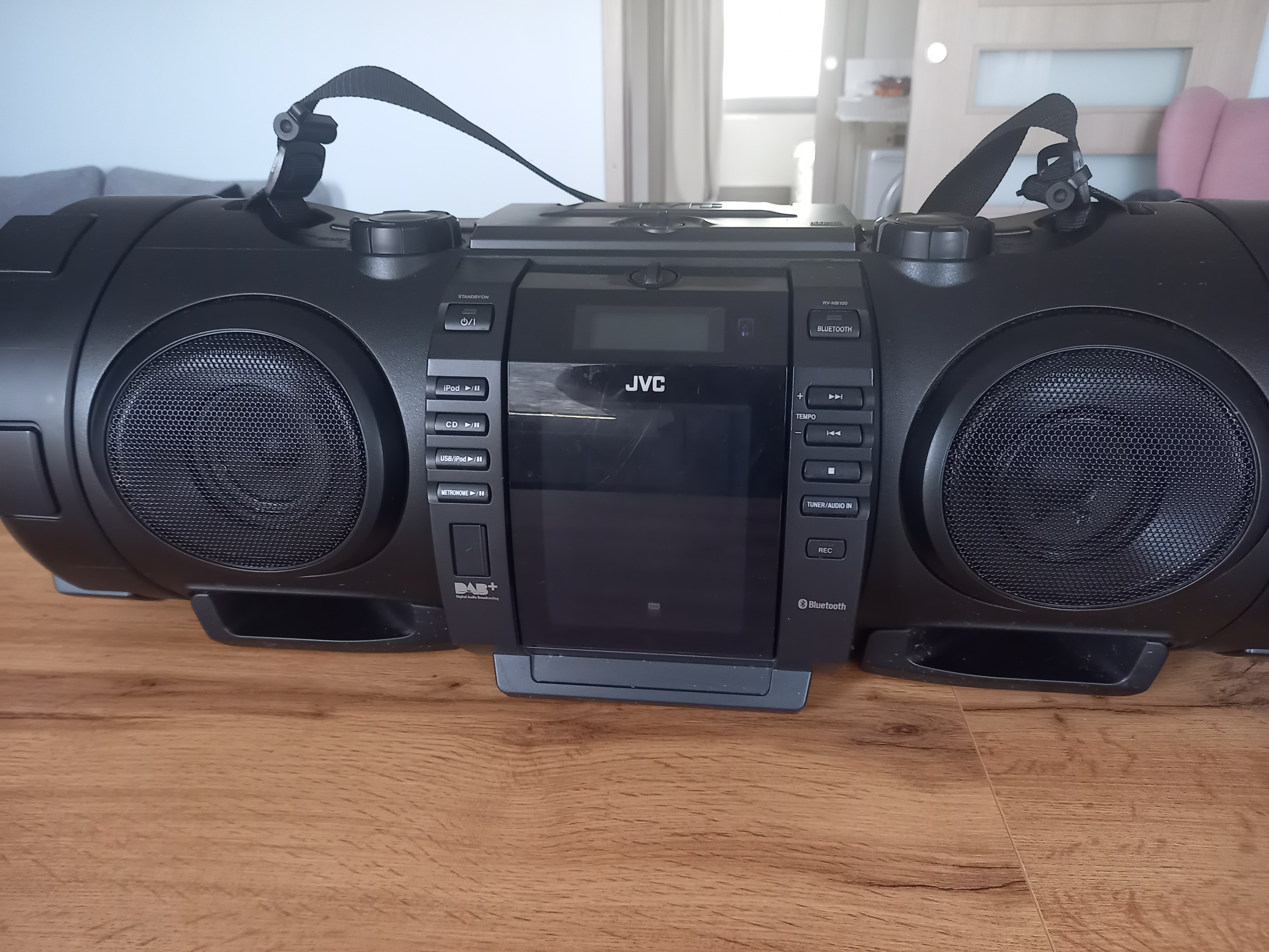 Czy mogę bezpiecznie wymienić głośniki 7 Ohm na 6 Ohm w JVC RVNB100?