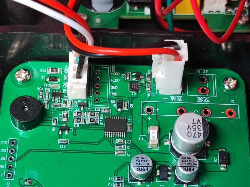Zbliżenie wnętrza stacji lutowniczej Yato YT-82462 ukazujące elementy elektroniczne na płytce PCB.