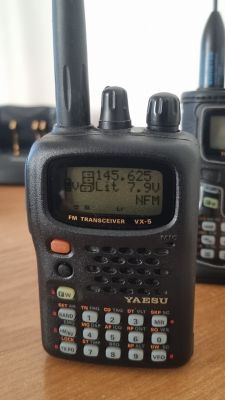 Ręczny radiotelefon YAESU VX-5 z anteną, widok z przodu na stole