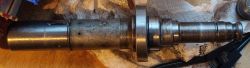 Mechanizm wewnętrzny młota udarowego Graphite 58G858 leży na stole warsztatowym.