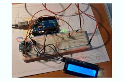 Układ elektroniczny z płytką prototypową i wyświetlaczem LCD