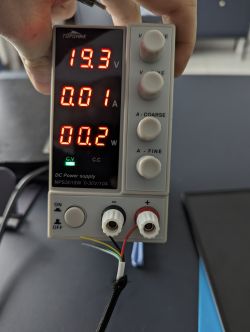 Laboratoryjny zasilacz ustawiony na 19,3 V z podłączonym kablem USB C.