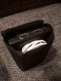 Powerbank własnej konstrukcji z miejscem na kable Powerbank własnej konstrukcji z miejscem na kable