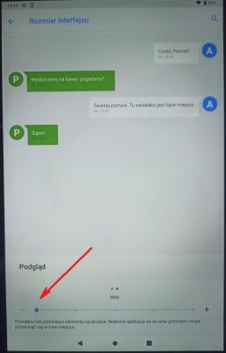 Ekran ustawień rozmiaru interfejsu na tablecie z rozmowami tekstowymi.