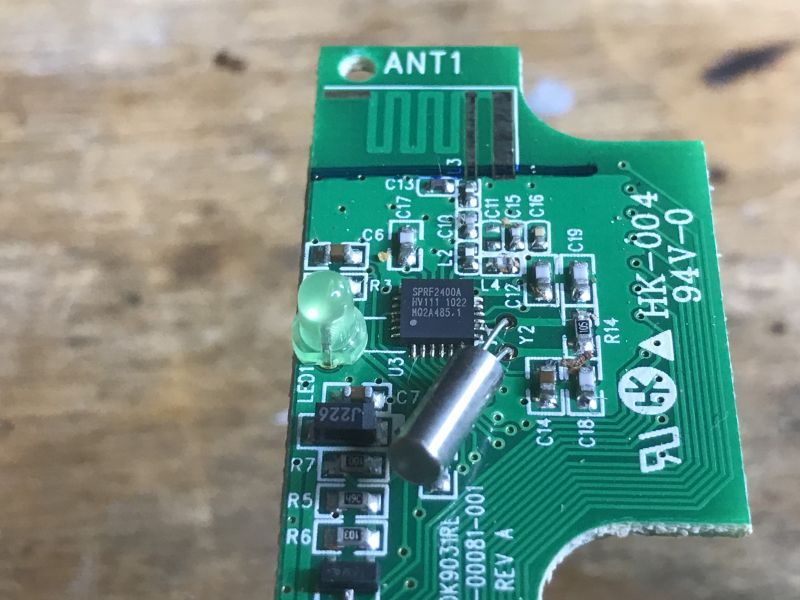 Płytka PCB z układem SPRF2400A, anteną i elementami elektronicznymi.