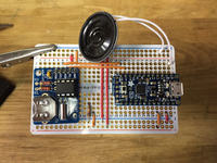 Zegar biurkowy w stylu Space Invaders