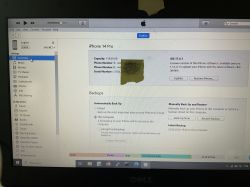 Zrzut ekranu z programu iTunes pokazujący podłączony iPhone 14 Pro.