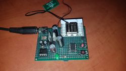 Płytka prototypowa z modułem ESP8266, kondensatorami i złączem USB