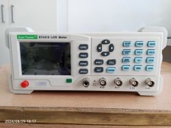 Miernik LCR East Tester ET4410 stojący na drewnianym stole, widok z przodu.