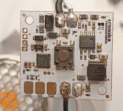 Jak skonfigurować sterownik lampy LED, aby włączała się automatycznie po zaniku zasilania?