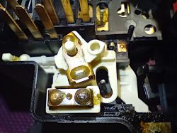Widok na wewnętrzne elementy przełącznika zespolonego Chrysler PT Cruiser z modyfikacjami naprawczymi.