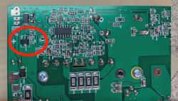 Elektroniczna płytka drukowana z zaznaczonym tranzystorem.