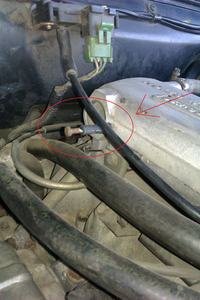 Polonez Caro Plus 1.6 - Gdzie powinien prowadzić odcięty wężyk?