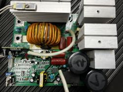 Płyta główna spawarki Kraft IGBT-250 z widocznymi elementami elektronicznymi